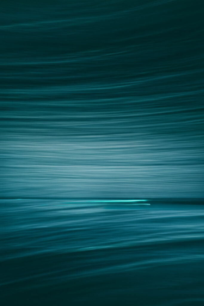 gemini 2.5 flash image mach mir so ähliche fadenfärmige makroafunahmen in dark teal 1