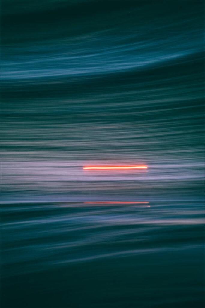 gemini 2.5 flash image mach mir so ähliche fadenfärmige makroafunahmen in dark teal 2